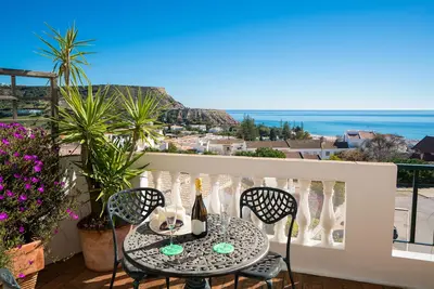 Image de A fantastic top floor, 2 bed roomed apartment with the greatest sea views.