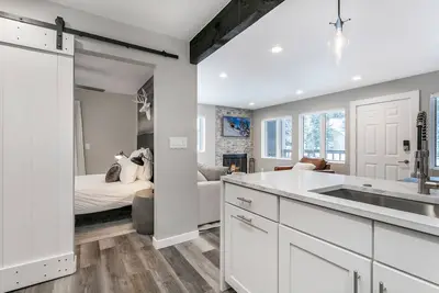 Image de Vail moderne et lumineux, escapade en montagne dans le Colorado.