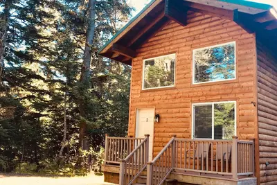 Image de Aurora Skies Lodging - Private Cabin with Open Loft Bedroom - Sleeps 3-6