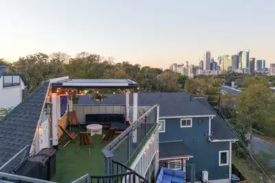 Image de Huge Group Compound in the Heart of Atx