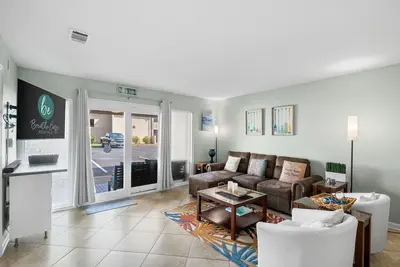 Image de Dog-Friendly Retreat, Pool, Steps from Beach, Beach Service! Free Daily Fun!