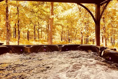 Image de Huge fire pit, New hot tub, outdoor deck, quiet area, less than a mile to lake