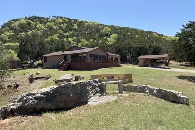 Image de Dug Out Hideaway