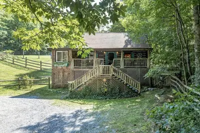 Image de Roan Mountain Charming Cabin Hot Tub Close to Hiking Dogs Welcome