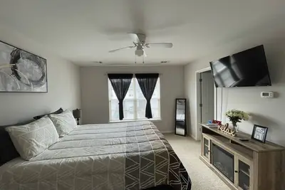 Mins to airport and shopping! 5 Star clean! 13miles from downtown!