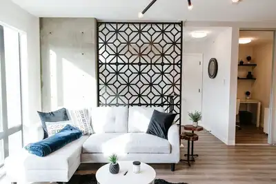 Image de Stay in a modern two bedroom townhouse in downtown Kelowna with secure parking, patio, pet friendly options & easy walks to Prospera Place, the brewery district, waterfront paths, cafés & restaurants. Perfect for couples, friends or small families.