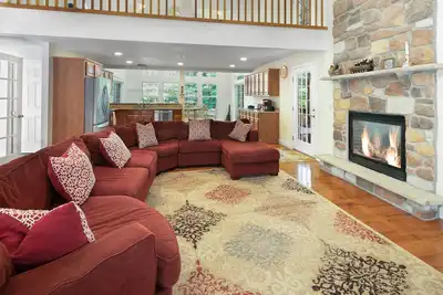 Image de Masthope Luxury retreat 4bd King size bed, Jacuzzi 5 min to Ski Bear Mountain