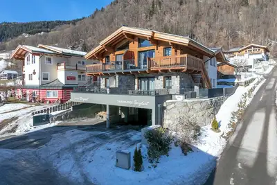 Image de Chalet de luxe avec balcon, jardin, terrasse et sauna.