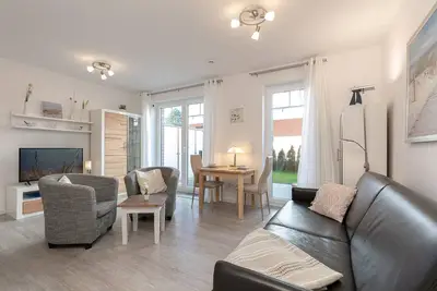 Vacation apartment Kleine Meerbrise with terrace at Blankwasserweg 11 in Grömitz