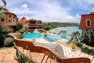 Image de Top-floor hotel room with ensuite bathroom and sea views, central location