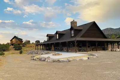 Image de Cozy Cabin with wrap around porch