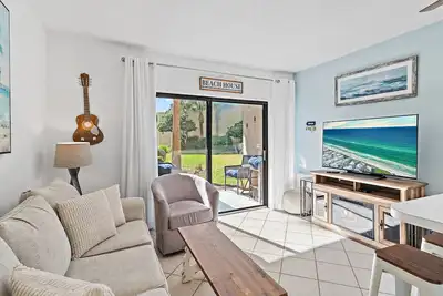 Image de Beach-side, beautiful low-rise with uncrowded beach!