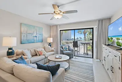 Image de Newly Renovated, unit 20 right on Beach… Just steps to the Sand