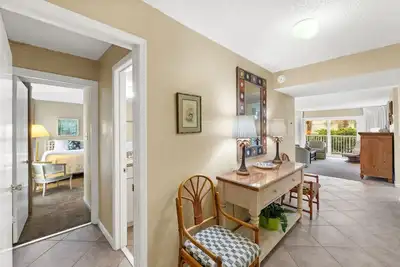 Image de Beach-side, beautiful low-rise with uncrowded beach!