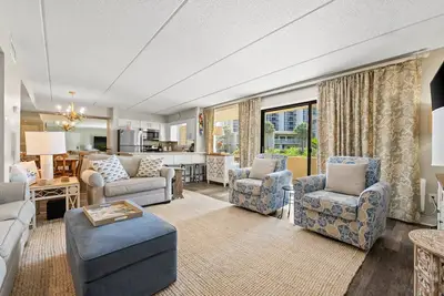 Image de Beach-side, beautiful low-rise with uncrowded beach!