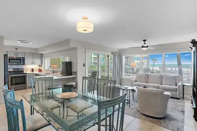 Image de Beach-side, beautiful low-rise with uncrowded beach!