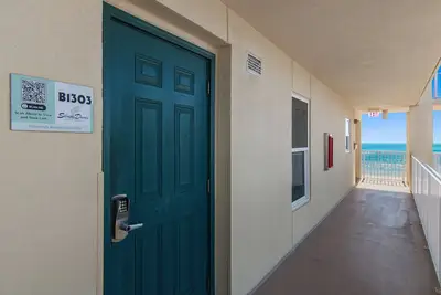 Image de Completely renovated in 2025. All new furniture and flooring in every room!