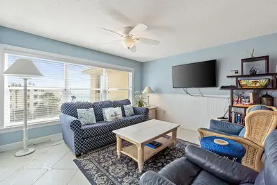 Image de Beach-side, beautiful low-rise with uncrowded beach!