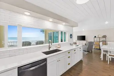 Image de Beach-side, beautiful low-rise with uncrowded beach!