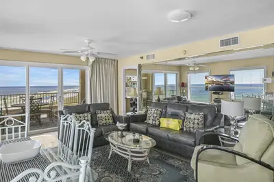 Image de Beach-side, beautiful low-rise with uncrowded beach!