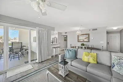 Image de Beach-side, beautiful low-rise with uncrowded beach!