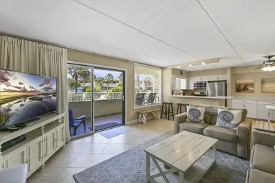 Image de Beach-side, beautiful low-rise with uncrowded beach!