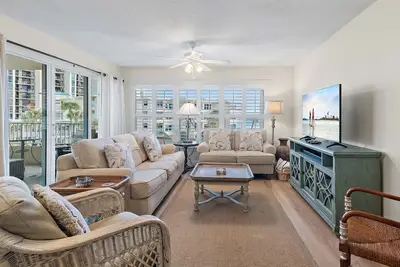 Image de Beach-side, low-rise with uncrowded beach!