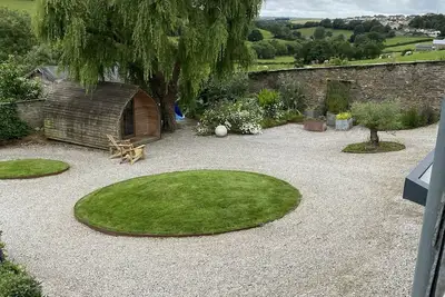 Image de Contemporary cottage nestled in valley with beautiful views.