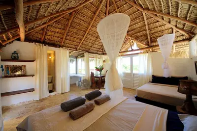 Image de Top floor penthouse in residence with pool, steps from sandy beach