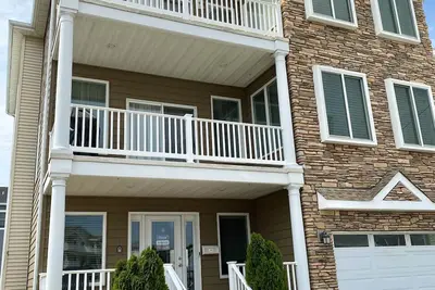 Image de 3-Story, 6-Bedroom Home, Partial Ocean View, One Block from Beach