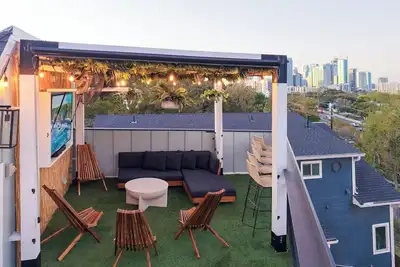 Image de Rooftop Jungle with Skyline Views