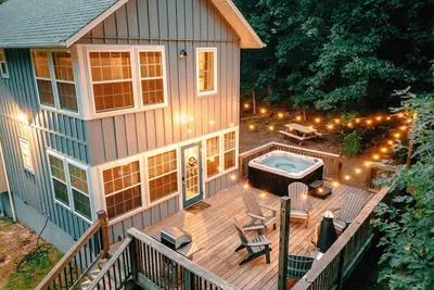 Image de Hygge Blue Chalet ~ 2 Large Suites, Sleeps 8, Hot Tub, Convenient, 2 balconies