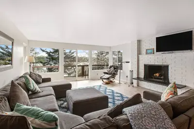 Image de Bay front family-friendly retreat w/beach access, gas grill