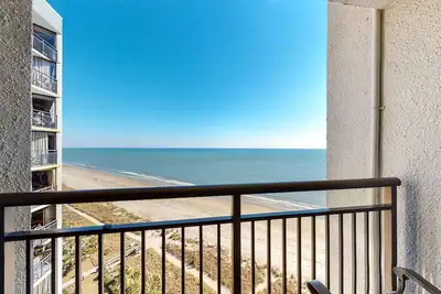Image de 16th-floor oceanfront studio with Ac, pool, hot tub & gym - snowbird-friendly