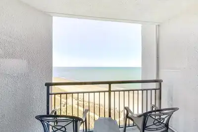 Image de 12th-floor oceanfront studio with pool, hot tub, WiFi, dog & snowbird-friendly