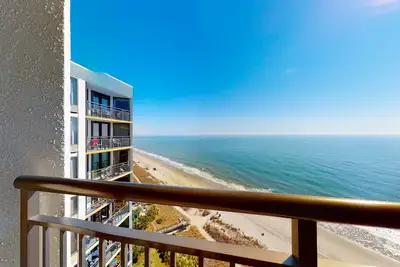 Image de 18th-floor oceanfront studio with Ac, pool, hot tub & WiFi - snowbird-friendly