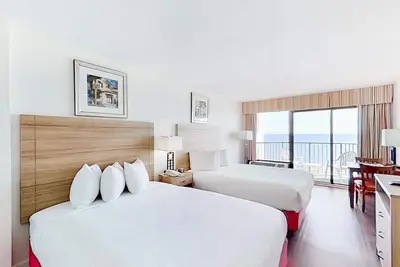 Image de 8th Floor Oceanfront Snowbird Friendly Studio w/ Shared Pool/Hot Tub, Ac, WiFi