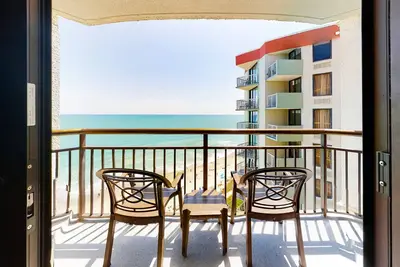 Image de 17th-floor oceanfront studio with pool, hot tub, Ac & gym - snowbird-friendly