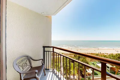 Image de 6th-floor oceanfront studio with WiFi, Ac, pool & hot tub - snowbird-friendly