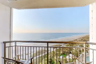 Image de 7th-floor oceanfront studio with pool, hot tub, gym & Ac