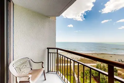 Image de 7th-floor oceanfront studio with beach access, pool & hot tub