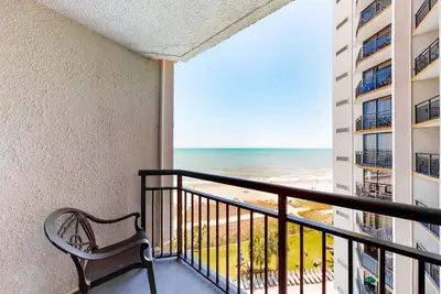 Image de 8th-floor oceanfront studio with pool, hot tub, WiFi & Ac - snowbird-friendly