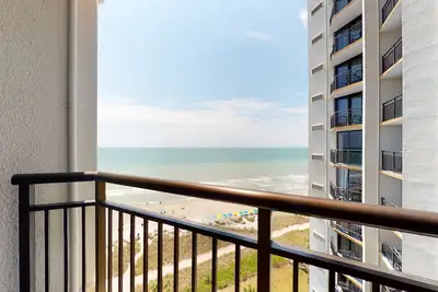 Image de 11th-floor oceanfront studio with WiFi, pool & hot tub -dog & snowbird-friendly