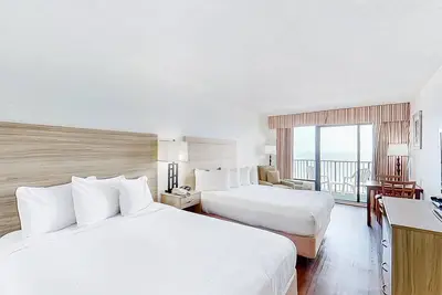 Image de 10th-floor oceanfront snowbird-friendly studio with Ac, pool, hot tub, & WiFi