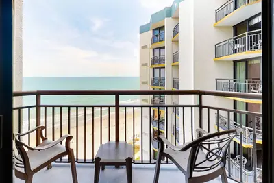 Image de 17th-floor oceanfront studio with WiFi, Ac, pool & hot tub - snowbird-friendly