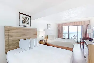 Image de 11th-Floor, Oceanfront, Snowbird-Friendly Studio w/ Ac, Pool/Hot Tub, WiFi