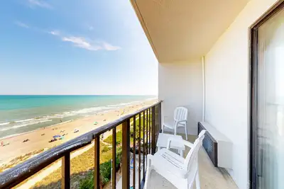 Image de 9th-floor oceanfront studio with balcony, Ac, pool, hot tub, & gym