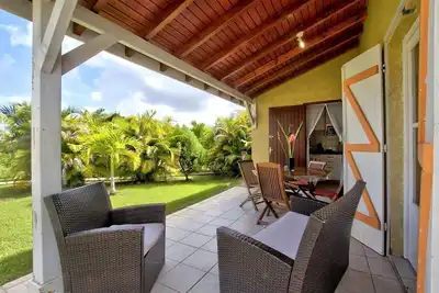 Image de Bungalow T3 Jaune -Bungalow-Supérieure-Sdb privée avec baignoire-Vue sur la c. . .