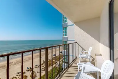 Image de 10th-floor Oceanfront studio with Ac, pool, hot tub & balcony