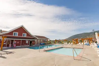 Image de Large home  4 bed and 4 bath two separate suites home two kitchens water views